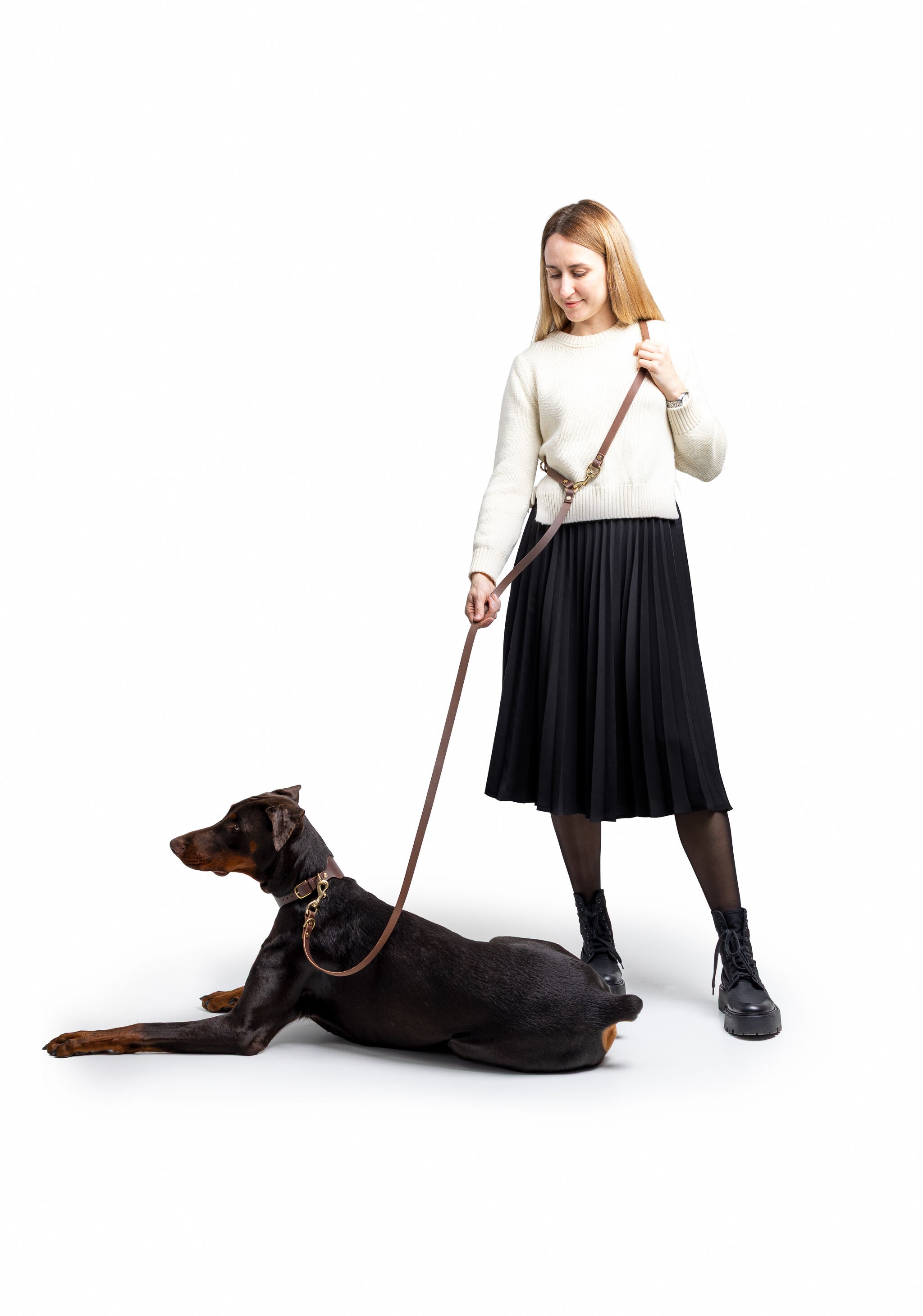 Aura Hands-Free Leather Leash in Noir